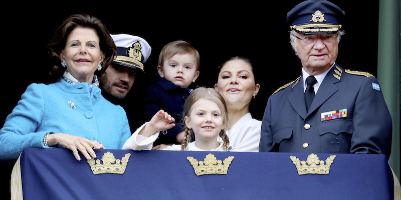 Il re svedese Carl Gustaf, la regina Sylvia, la principessa ereditaria Victoria con i figli Estelle e Oscar, e il principe Carl Philip al palazzo reale di Stoccolma, il 30 aprile 2018, 72esimo compleanno del re (Albert Nieboer/picture-alliance/dpa/AP Images)