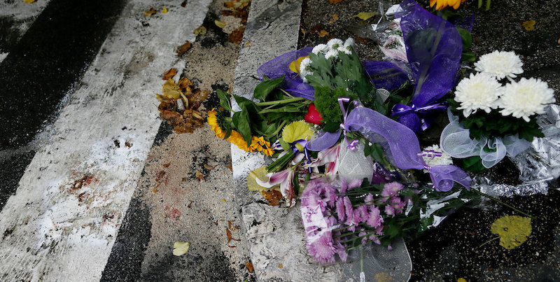 Un mazzo di fiori lasciato sul luogo dell'omicidio di Luca Sacchi, a Roma, 25 ottobre 2019
(Cecilia Fabiano-LaPresse)