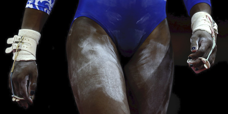 Yamilet Pena Abreu della Repubblica Dominicana alle qualificazioni alle parallele asimmetriche ai Mondiali di ginnastica artistica a Stoccarda, 4 ottobre
 (AP Photo/Matthias Schrader)