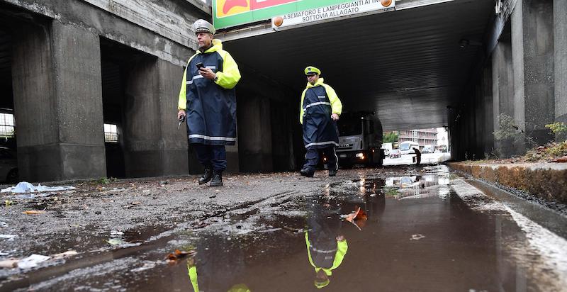 Il sottopasso di Multedo a Genova allagato dalle piogge (ANSA/LUCA ZENNARO)