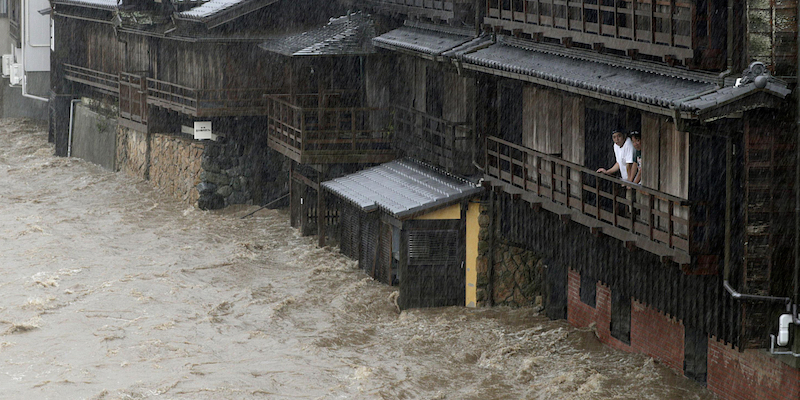 Il fiume Isuzu sotto il tifone Hagibis, a Ise, nel centro del Giappone, il 12 ottobre 2019 (Kyodo News via AP)