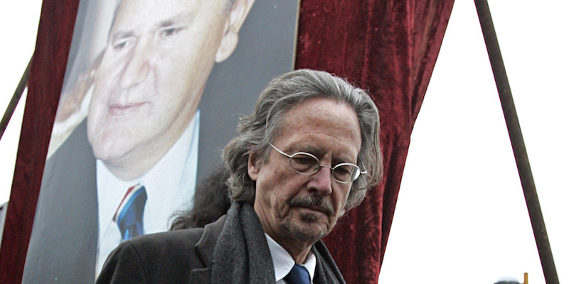 Peter Handke al funerale di Slobodan Milošević, ex presidente della Serbia e della Jugoslavia, dove tenne un discorso in suo onore, a Pozarevac, il 18 marzo 2006 (AP Photo/Petar Pavlovic)