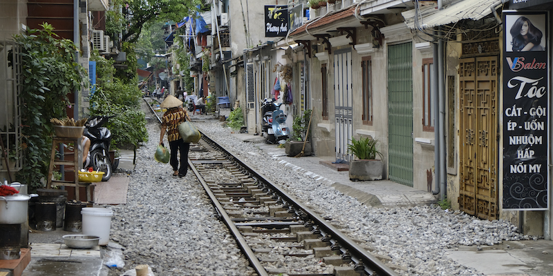 Ngo 224 Le Duan, la strada nel Quartiere Vecchio di Hanoi in cui un treno passa a pochissima distanza dalle case, il 16 giugno 2017 (AJ Mast via AP Images)