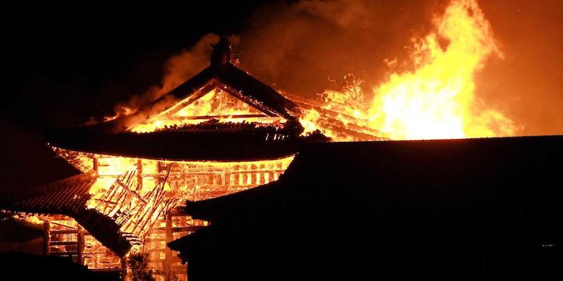 Un incendio ha completamente distrutto il castello di Shuri, in Giappone