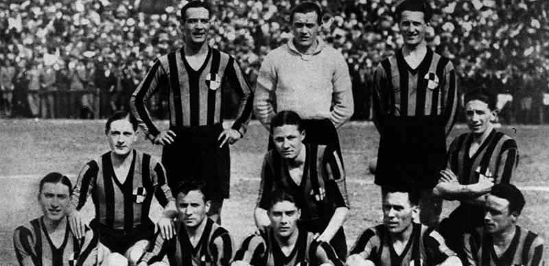 La formazione dell'Ambrosiana che vinse il campionato 1929-1930: da sinistra in piedi Gianfardoni, Degani e Allemandi; accasciati Rivolta, Viani e Castellazzi; seduti Visentin, Serantoni, Meazza, Blasevich e Conti