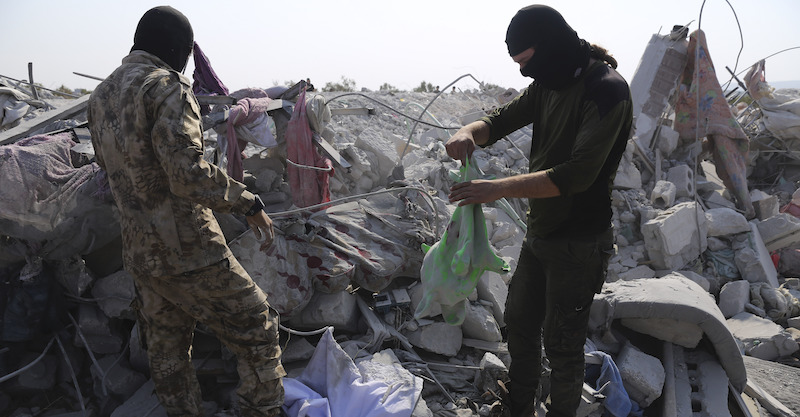 Due persone sul luogo dove è stato ucciso Baghdadi, vicino a Barisha, in Siria (AP Photo/Ghaith Alsayed)
