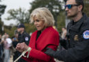 L'attrice Jane Fonda è stata arrestata per il terzo venerdì consecutivo per le proteste ambientaliste davanti al Congresso