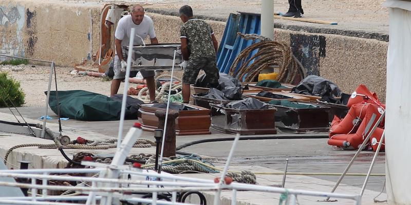 Le bare con i corpi di alcune delle donne morte nel naufragio avvenuto vicino a Lampedusa il 7 ottobre 2019 
(ANSA/ PASQUALE CLAUDIO MONTANA LAMPO)