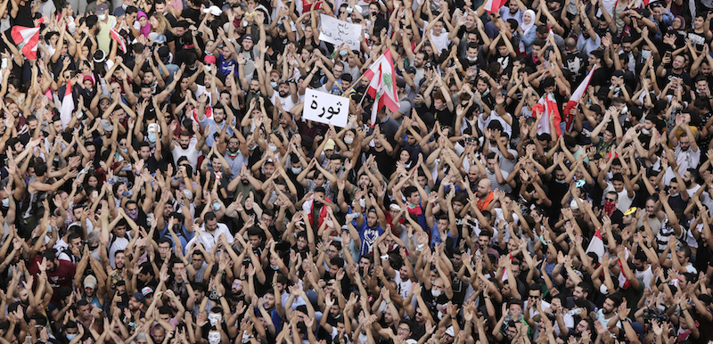 I manifestanti, il 18 ottobre a Beirut (AP Photo/Hassan Ammar)