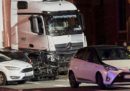 Lunedì a Limburg, in Germania, un uomo ha guidato un camion contro alcune auto ferme a un semaforo e secondo i giornali è stato un atto di terrorismo