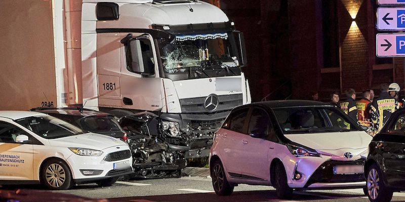 Il camion che lunedì 7 ottobre 2019 è stato guidato contro alcune macchine a un semaforo do Limburg, in Germania (Sascha Ditscher/dpa via AP)