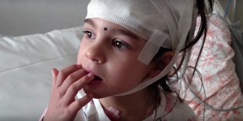 Mila Makovec, una bambina americana affetta dalla rara sindrome di Batten, qualche anno fa, in una fotografia diffusa online dai suoi genitori (Mila's Miracle Foundation)