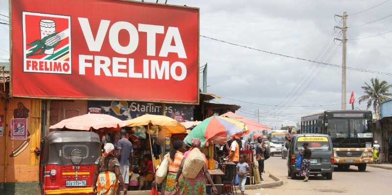 Un manifesto elettorale del principale partito del Mozambico (AP Photo/Ferhat Momade)
