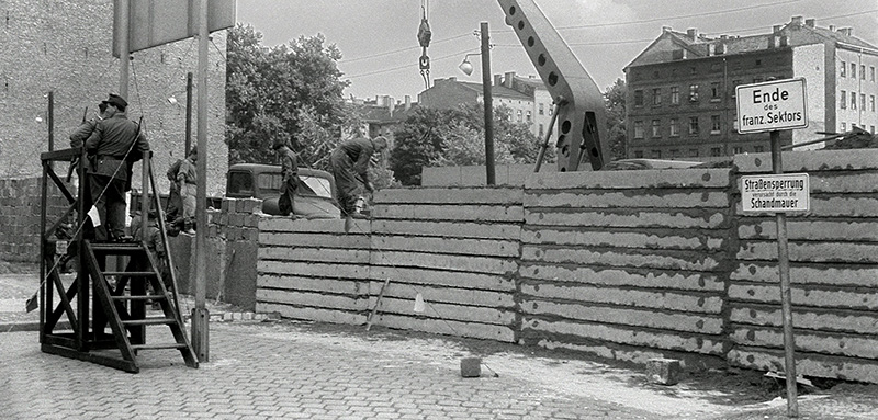 I lavori di erezione delle prime barriere nell'agosto 1961 (von Keussler/picture-alliance/dpa/AP Images)