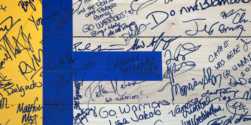 Il vecchio parquet della Oracle Arena con le dediche dei tifosi dopo l'ultima partita dei Warriors a Oakland (Lachlan Cunningham/Getty Images)