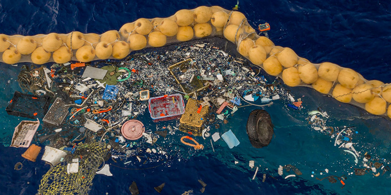 I galleggianti trattengono i rifiuti raccolti nell'oceano Pacifico (Ocean Cleanup)