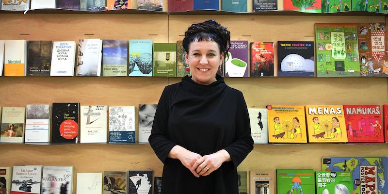 Olga Tokarczuk alla fiera del libro di Londra, nel 2017 (EPA/FACUNDO ARRIZABALAGA/Ansa)