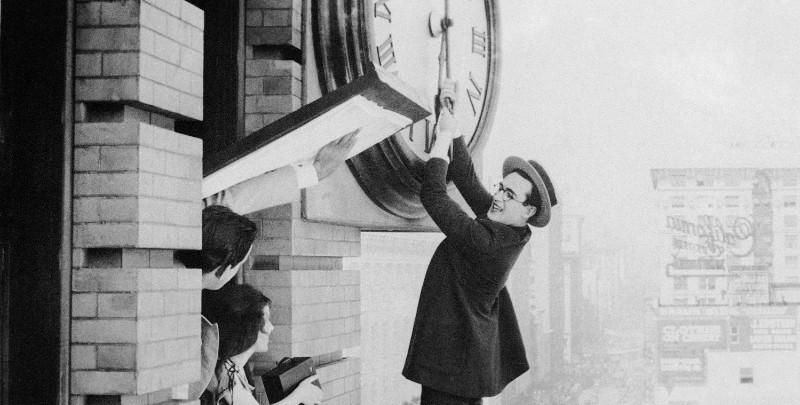 L'attore Harold Lloyd che imita una scena famosa di un suo film, "Safety Last" (AP Photo)