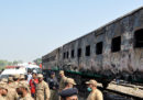 Almeno 71 persone sono morte in Pakistan per un incendio su un treno