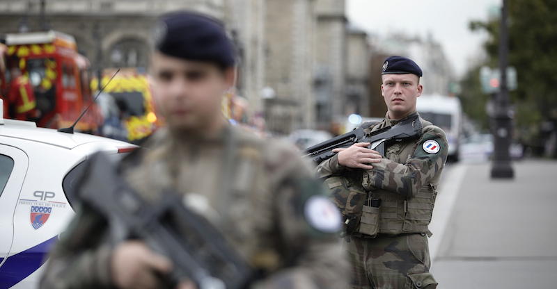 Un uomo ha ucciso 4 poliziotti a Parigi
