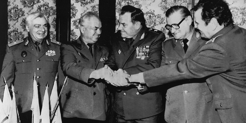 I maggiori responsabili militari dei paesi del Patto di Varsavia, a Mosca il 25 marzo 1991 per lo scioglimento dell'alleanza (AP Photo)