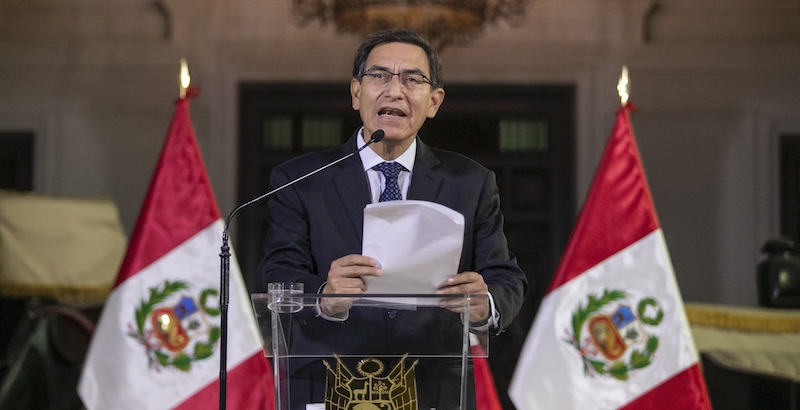 Il presidente peruviano Martín Vizcarra (Andres Valle/Peruvian presidential press office, via AP)