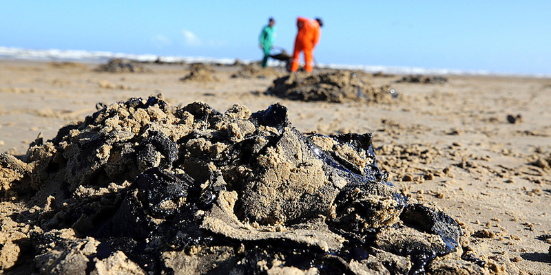 Petrolio misto a sabbia in una spiaggia nei pressi di Aracaju, nello stato del Sergipe, Brasile - 8 ottobre 2019 (Andre Moreira/Aracaju Municipal Press Office via AP)