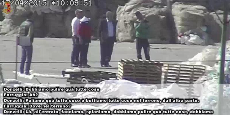 Un fermo immagine tratto da un video della polizia diffuso il 24 ottobre 2019: mostra alcune delle persone arrestate in provincia di Ragusa in mezzo a rifiuti di plastica, e il testo di un'intercettazione (ANSA/POLIZIA)