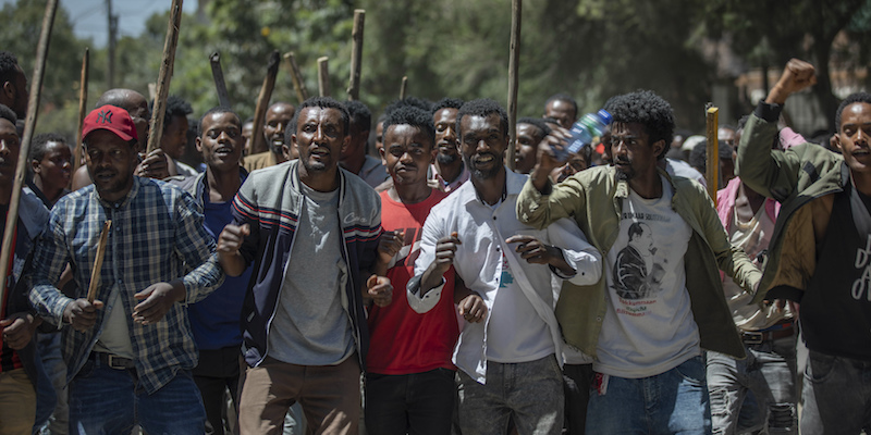 Un gruppo di manifestanti sostenitori di Jawar Mohammed fuori dalla sua casa ad Addis Abeba, in Etiopia, il 24 ottobre 2019 (AP photo Mulugeta Ayene)