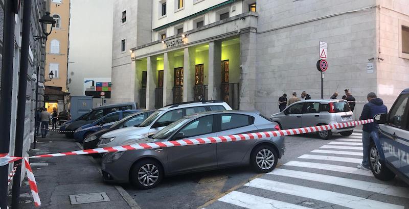 Strada chiusa davanti alla Questura di Trieste (ANSA / Andrea Pierini)