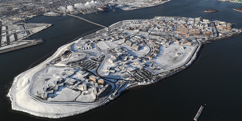 L'isola di Rikers, dove si trova l'omonimo grande carcere, nell'East River, a New York, il 5 gennaio 2018 (John Moore/Getty Images)