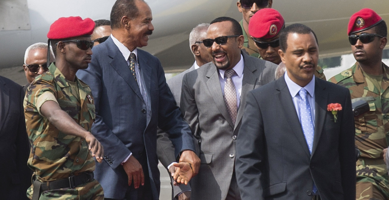 Il presidente eritreo Isaias Afwerki, secondo da destra, e il primo ministro etiope Abiy Ahmed, al centro (AP photo Mulugeta Ayene)