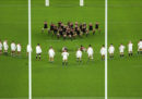 La nazionale inglese di rugby è stata multata per essersi avvicinata troppo alla haka della Nuova Zelanda