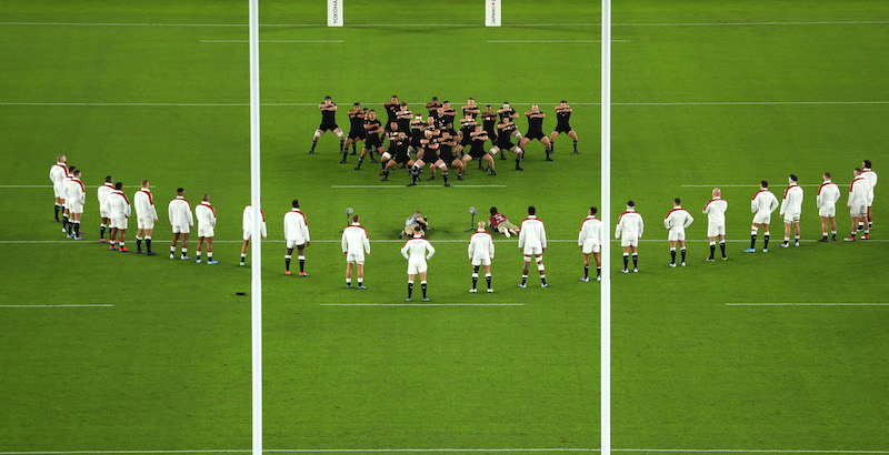 La nazionale inglese di rugby è stata multata per essersi avvicinata troppo alla haka della Nuova Zelanda