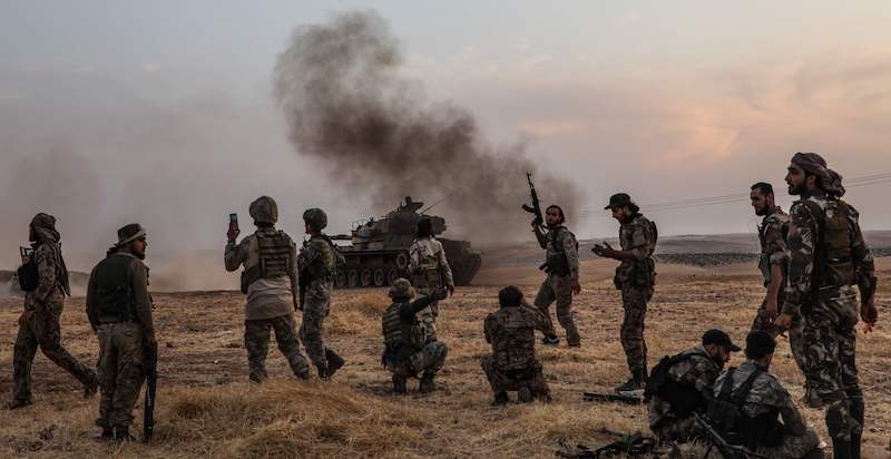 Soldati turchi e miliziani siriani fuori da Manbij (Zein Al RIFAI / AFP)