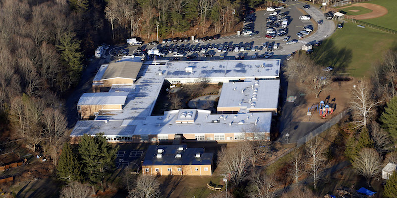 La Sandy Hook Elementary School di Newtown, il 14 dicembre 2012 (AP Photo/Julio Cortez)