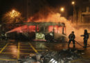 A Santiago, in Cile, è stato dichiarato lo stato di emergenza dopo una giornata di violenti scontri per l'aumento delle tariffe dei mezzi pubblici