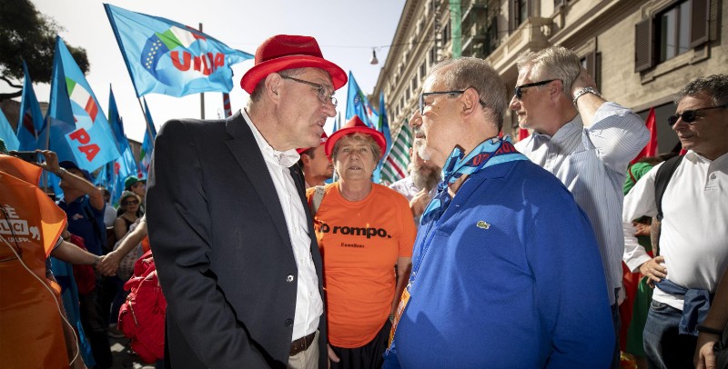 Susanna Camusso, al centro, il segretario generale della CGIL, Maurizio Landini, a sinistra e il segretario della UIL, Carmelo Barbagallo, a destra, durante la manifestazione unitaria dei sindacati a Roma, lo scorso giugno, per rivendicare il rinnovo dei contratti (ANSA/MASSIMO PERCOSSI)