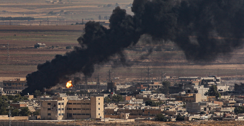 La colonna di fumo di un bombardamento a Eas al Ain, in Siria. (AP Photo/Emrah Gurel)