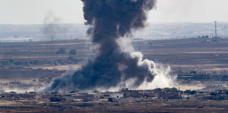 La colonna di fumo di un bombardamento a Ras al Ain. (Burak Kara/Getty Images)