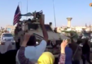 I video dei curdi che lanciano pomodori e pietre ai soldati statunitensi che si ritirano