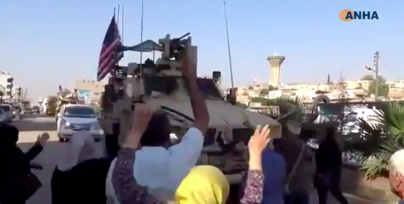 I video dei curdi che lanciano pomodori e pietre ai soldati statunitensi che si ritirano