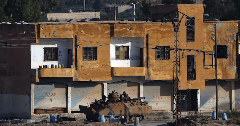 Un carro armato turco nel sud della Turchia, vicino al confine con la Siria (AP Photo/Lefteris Pitarakis)