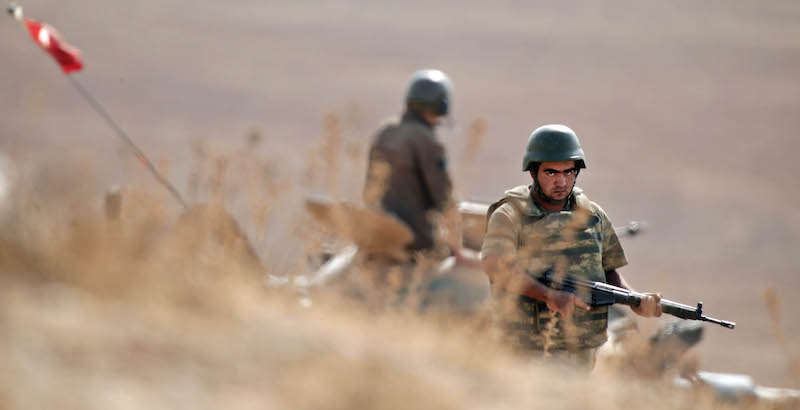 Due soldati turchi al confine tra Turchia e Siria (AP Photo/Lefteris Pitarakis)