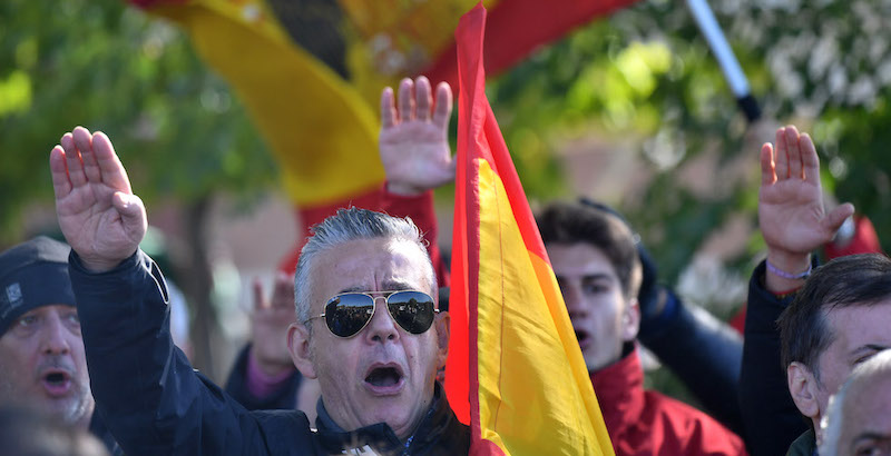 Sostenitori di Franco fanno il saluto fascista fuori dal cimitero di El Pardo (Jeff J Mitchell/Getty Images)