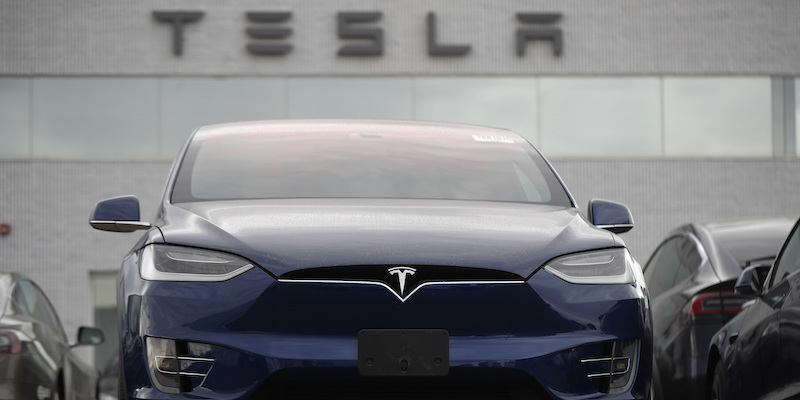 Una Tesla Model X, il 20 ottobre 2019 in un concessionario di Littleton, in Colorado (AP Photo/David Zalubowski)