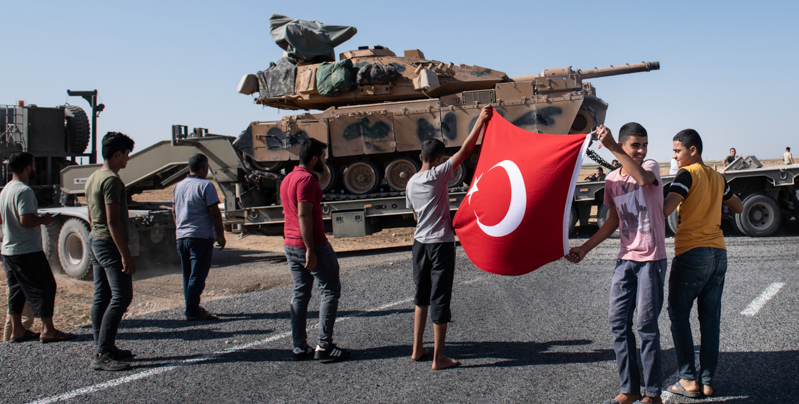 Un carro armato turco sulla strada per la Siria a Akcakale, in Turchia. (Burak Kara/Getty Images)