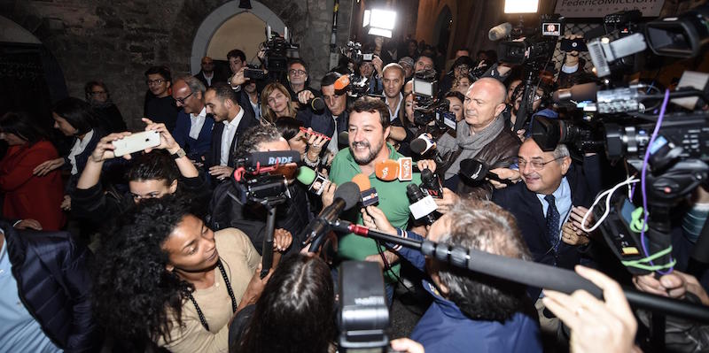 Matteo Salvini tra i giornalisti a Perugia dopo i primi exit poll, 27 ottobre 2019 (ANSA/CROCCHIONI)