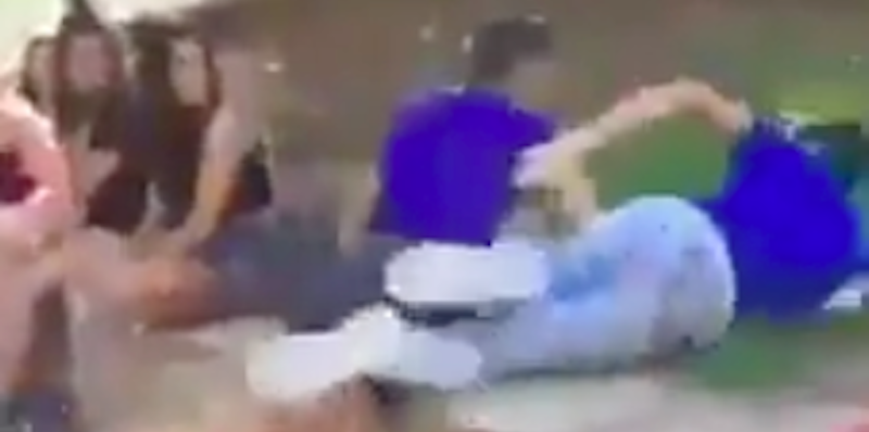 Il video del ragazzo che picchia un altro ragazzo a Cagliari non mostra un'aggressione omofoba