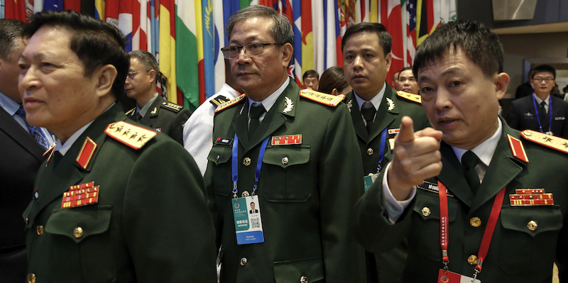 Rappresentanti dell'esercito vietnamita allo Xiangshan Forum, un ritrovo di militari di vari paesi del sud-est asiatico, a Pechino, il 21 ottobre 2019 (AP Photo/Andy Wong)